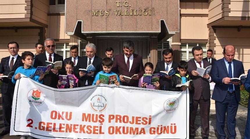 Kitap okumak i&ccedil;in sokağa aktılar