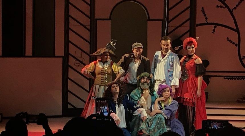 AŞT perdelerini &lsquo;Huysuz&rsquo; ile a&ccedil;tı