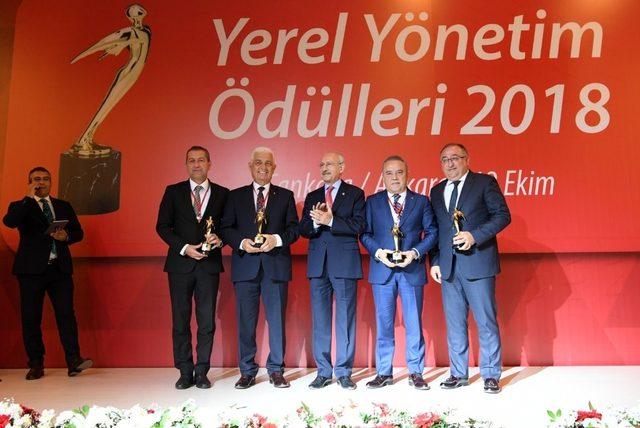 Başkan Böcek ödülünü Kılıçdaroğlu’ndan aldı