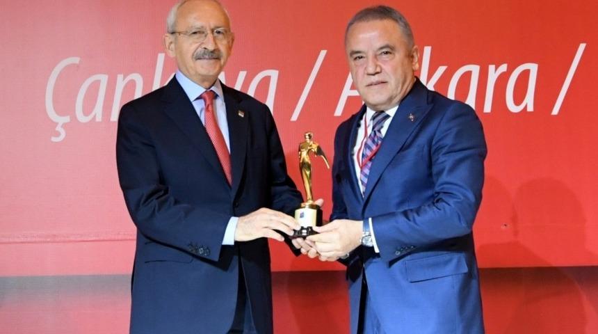 Başkan B&ouml;cek &ouml;d&uuml;l&uuml;n&uuml; Kılı&ccedil;daroğlu&rsquo;ndan aldı