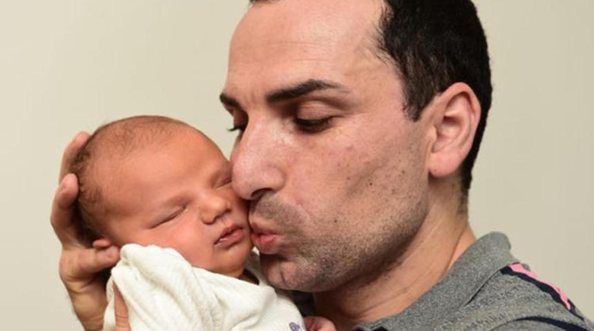 İngiltere'de bir bebek babası, dedesi ve teyzesiyle aynı tarihte doğdu