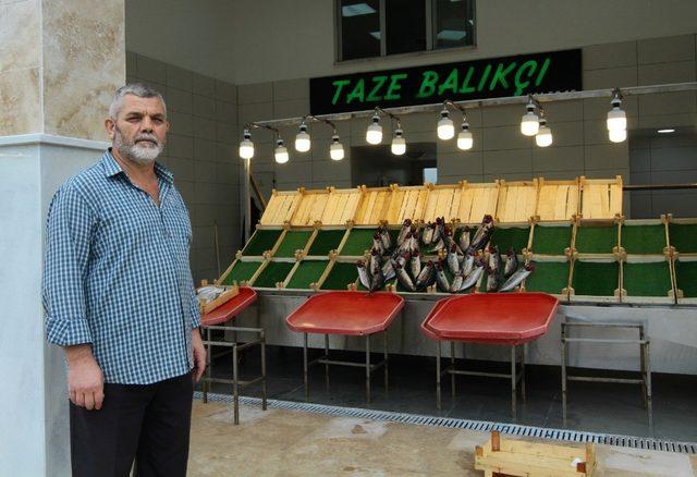 İzmitli balıkçılar yeni yerlerine taşındı