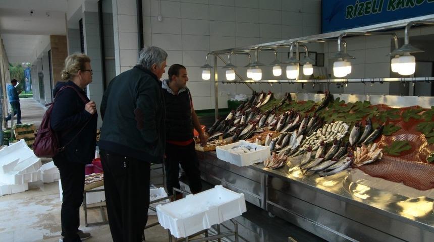 İzmitli balık&ccedil;ılar yeni yerlerine taşındı