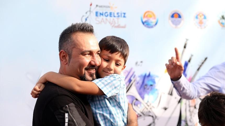 Youtuber Mustan, minik hayranlarını b&uuml;y&uuml;ledi