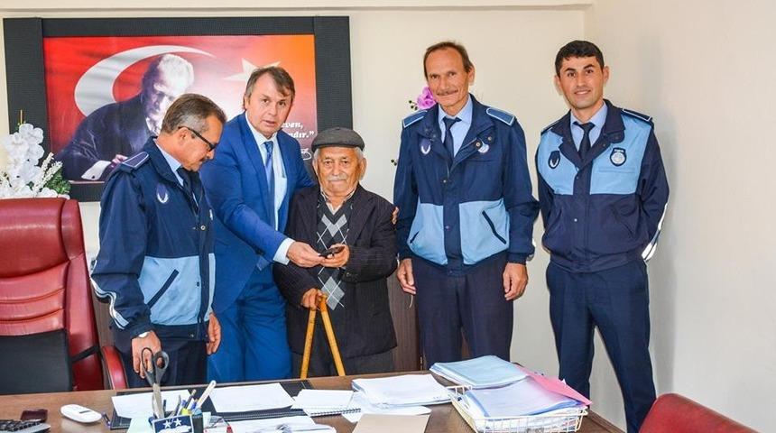 Zabıta ekipleri bulunan c&uuml;zdanı sahibinin eşine teslim etti