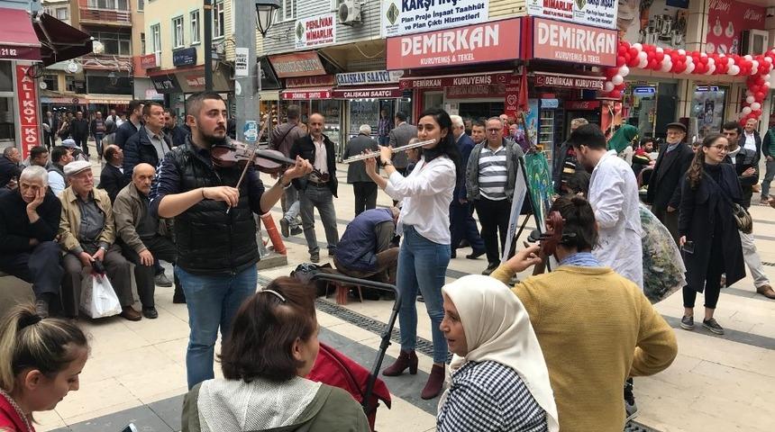 Kurslarını canlı m&uuml;zik eşliğinde tanıttılar