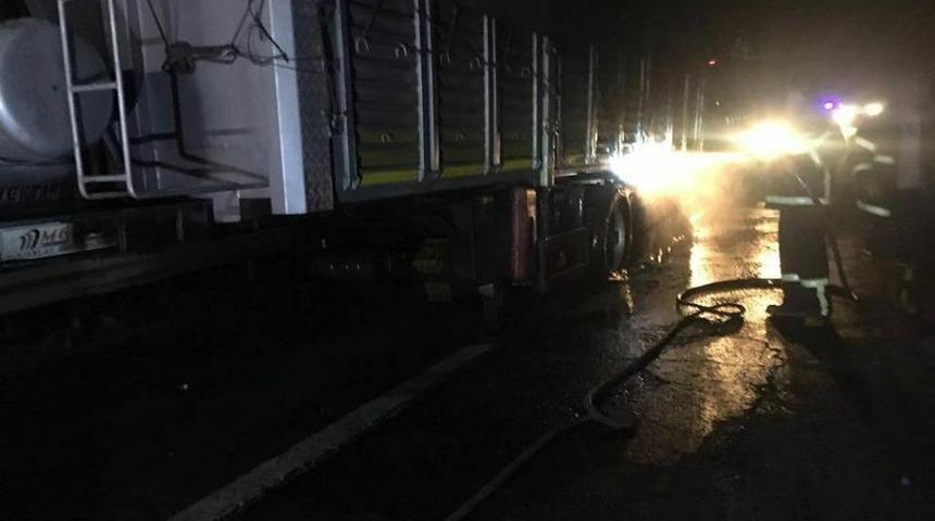 Seyir halindeki tırın lastikleri yandı