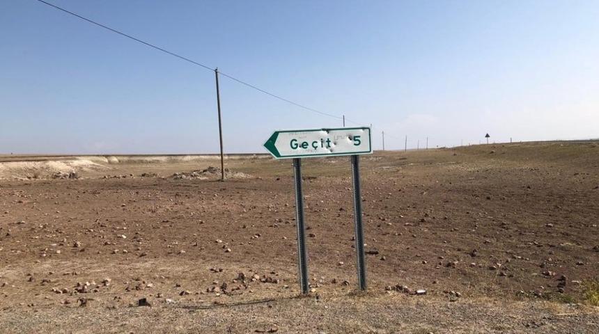 Kars&rsquo;ta trafik levhaları maganda kurbanı