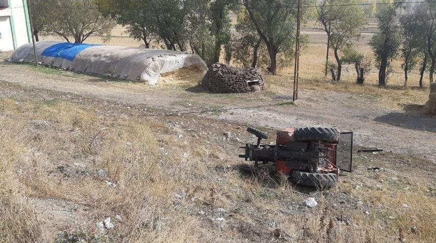 Pasinler&rsquo;de trakt&ouml;r şarampole u&ccedil;tu: 3 yaralı