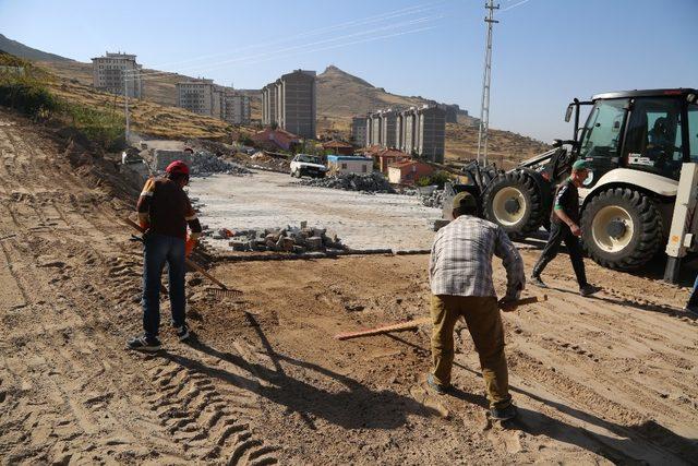 Bahçebaşı Mahallesinde parke ve yaya yolu çalışması sürüyor