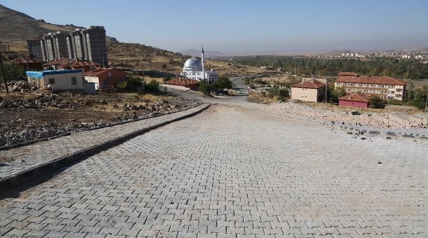 Bah&ccedil;ebaşı Mahallesinde parke ve yaya yolu &ccedil;alışması s&uuml;r&uuml;yor