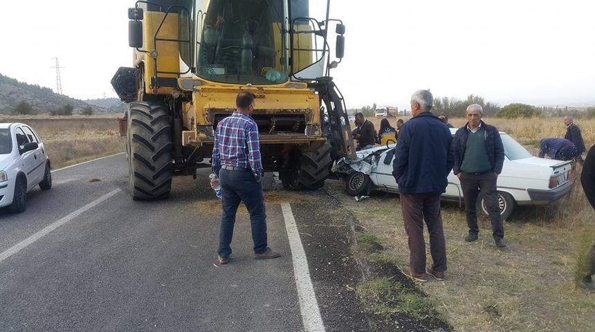 Otomobil bi&ccedil;erd&ouml;ver ile &ccedil;arpıştı: 2 yaralı