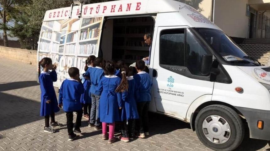 Gezici K&uuml;t&uuml;phane k&ouml;ylere &ouml;ğrencilerin ayağına gidiyor