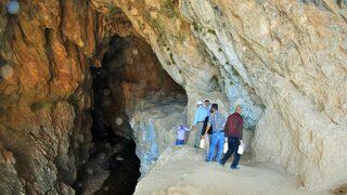 Geleneğin böylesi! Oraya girmek için sırada bekliyorlar