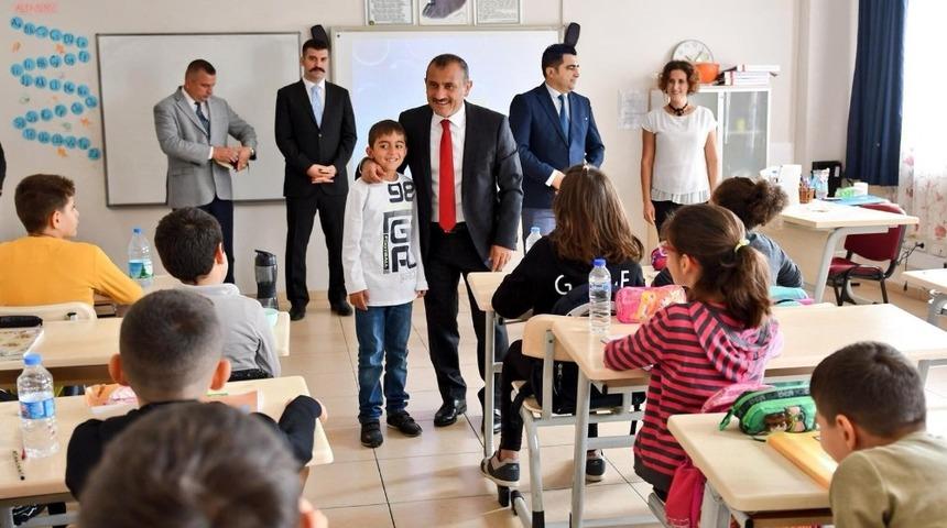 Vali Sonel, okul ziyaret etti &ccedil;ocukların isteklerini yerine getirdi