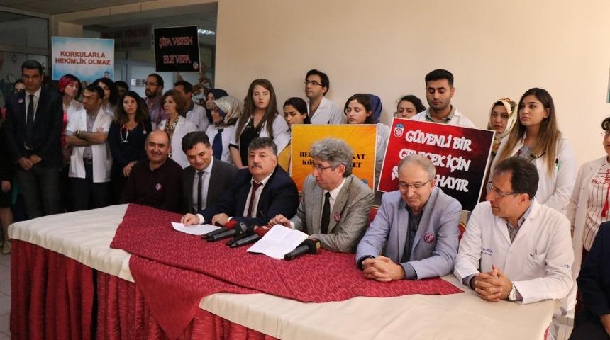 ER&Uuml;&rsquo;de doktorlara yapılan saldırı kınandı