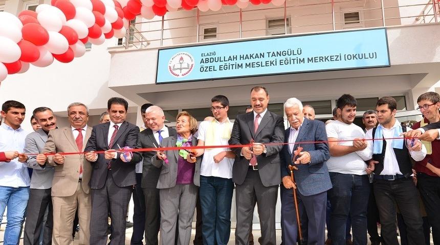 Elazığ’da hayırsever ailenin desteğiyle yapılan okul açıldı