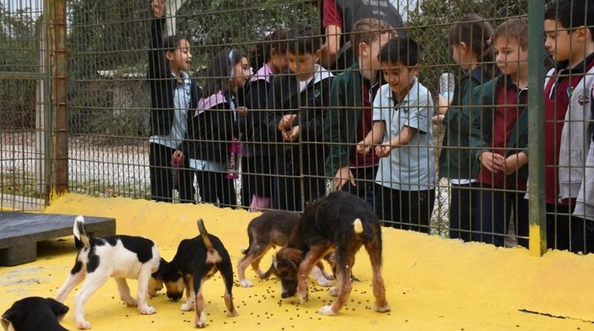 Su damlası miniklerinden hayvan barınağı&rsquo;na ziyaret
