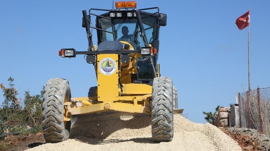 Erdemli Belediyesi asfaltlama &ccedil;alışmalarını s&uuml;rd&uuml;r&uuml;yor