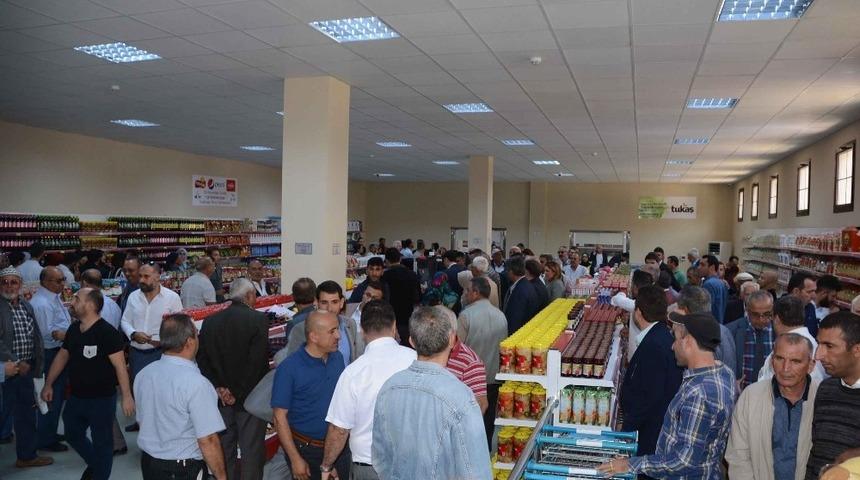 Torbalı&rsquo;daki sosyal markete g&ouml;rkemli a&ccedil;ılış