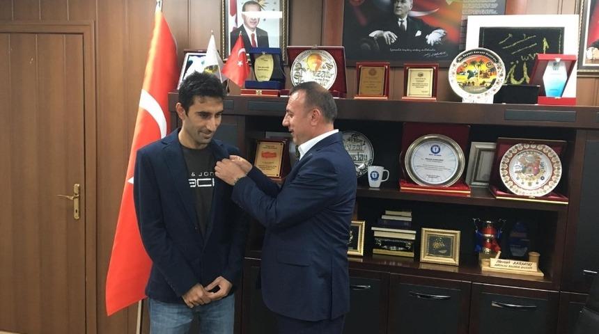 Başkan Karaatay&rsquo;dan T&uuml;rkiye birincisine Cumhuriyet altını