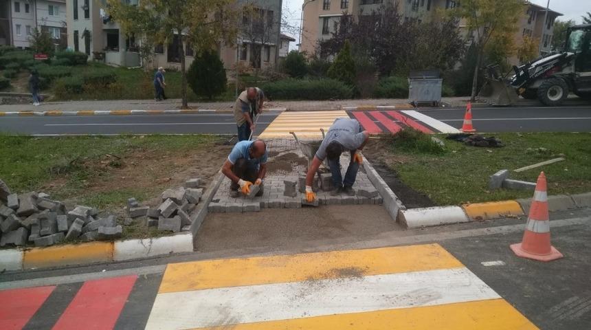 Belediye ekiplerinden yaya ge&ccedil;idi &ccedil;alışması