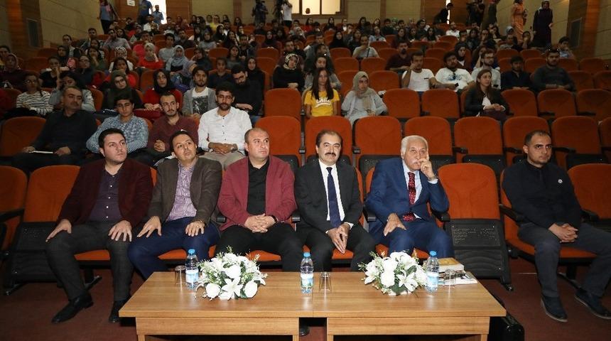 Yazar Yavuz B&uuml;lent Bakiler ER&Uuml;&rsquo;de &ouml;ğrencilerle buluştu