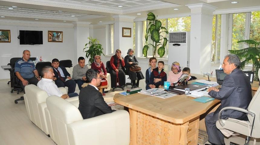 G&ouml;rme engelli &ouml;ğrencilerden Başkan Akkaya&rsquo;ya ziyaret