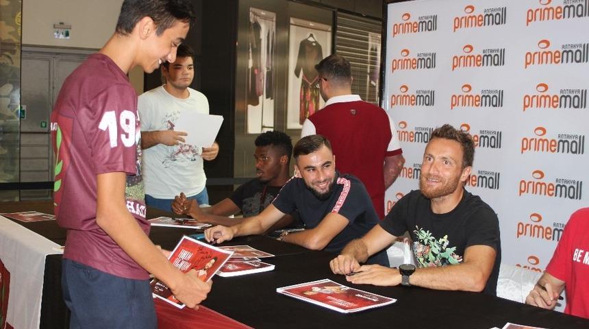 Hataysporlu futbolculardan imza g&uuml;n&uuml;