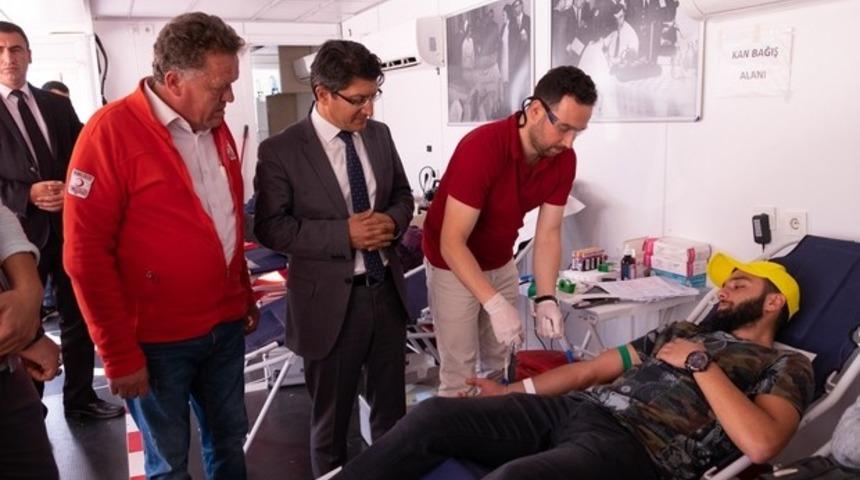 &Uuml;niversite &ouml;ğrencilerinden rekor kan bağışı