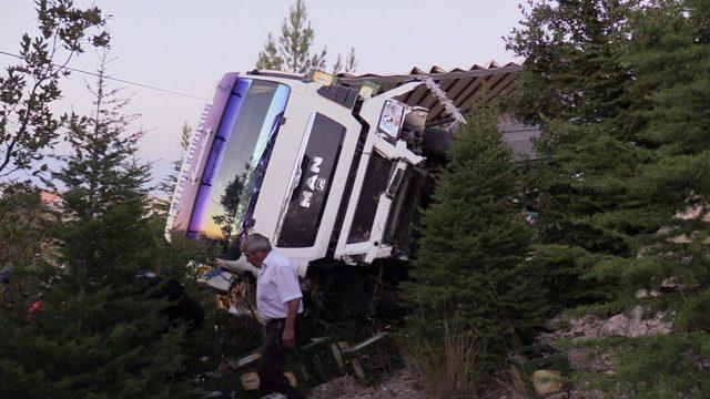 İçki yüklü tır yol kenarındaki araca çarptı: 2 yaralı