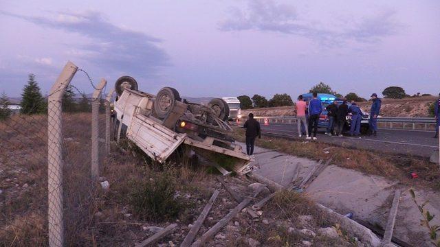 İçki yüklü tır yol kenarındaki araca çarptı: 2 yaralı