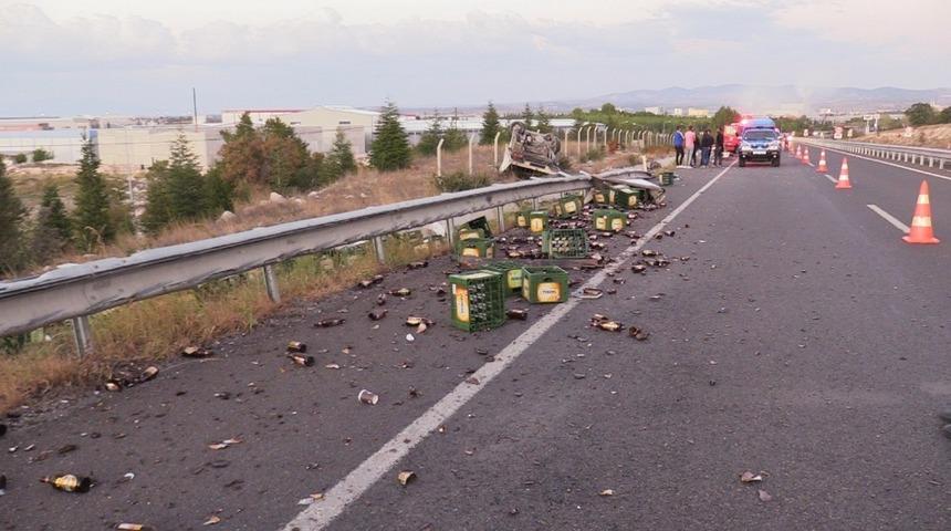 İçki yüklü tır yol kenarındaki araca çarptı: 2 yaralı