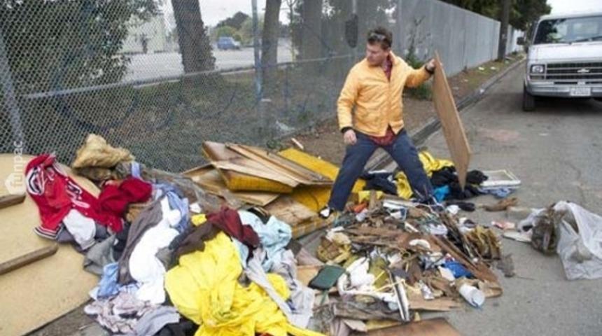 Zenginin &Ccedil;&ouml;p&uuml;n&uuml; Alıp Fakirler İ&ccedil;in Yeniden Yaratan Adam 