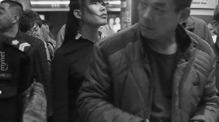 Tren bekleyenleri muhteşem görüntüleyen Adam Magyar ile tanışın