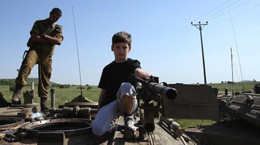 Call of Duty Oynayan &Ccedil;ocuklarını Ger&ccedil;ek Savaşa G&ouml;t&uuml;ren Baba