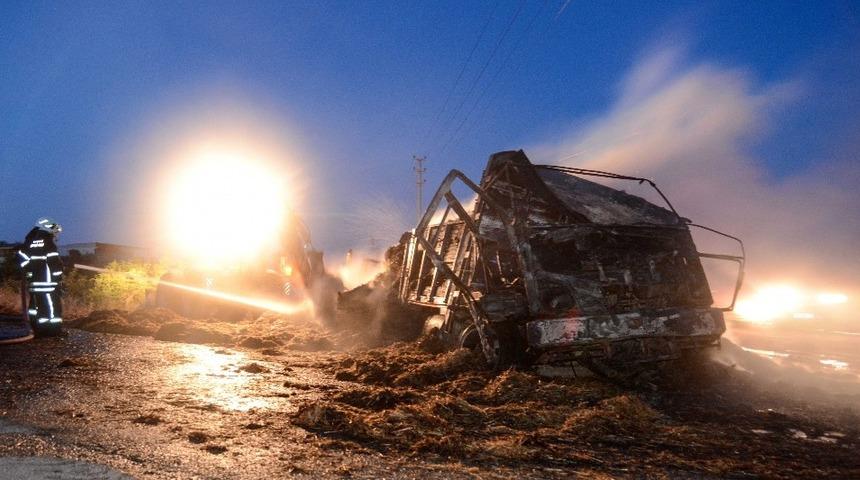Erzurum&rsquo;da ot y&uuml;kl&uuml; kamyon alev aldı