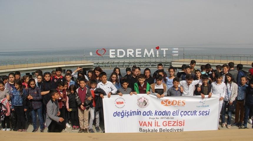 Başkaleli 130 &ouml;ğrenci Van&rsquo;ı gezdi