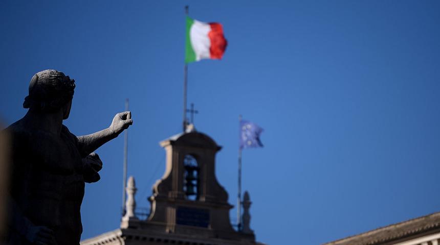 'AB ve Merkel'e savaş a&ccedil;an İtalya, AB'yi par&ccedil;alayabilir'