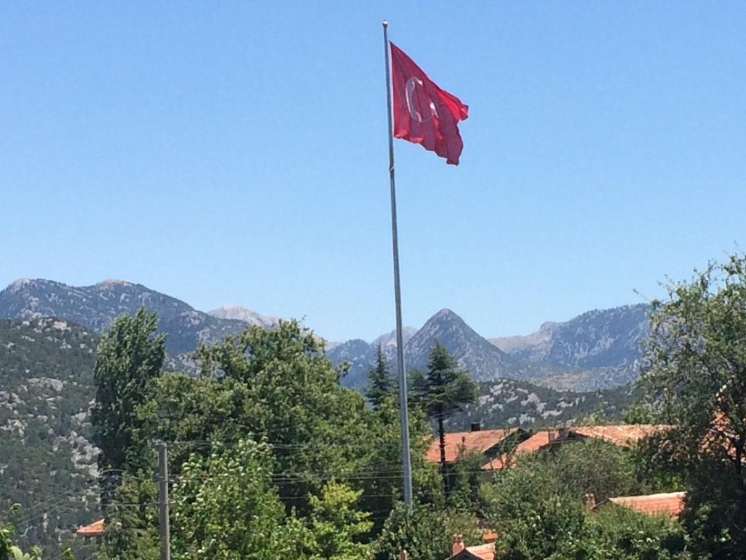 Aksekili hayırseverden k&ouml;y&uuml;ne dev T&uuml;rk Bayrağı