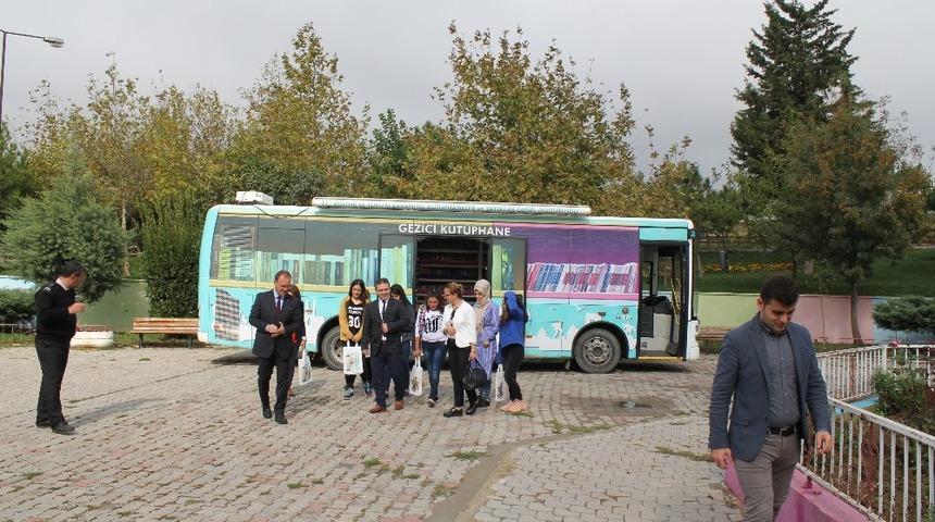 Huzurevine gezici k&uuml;t&uuml;phane