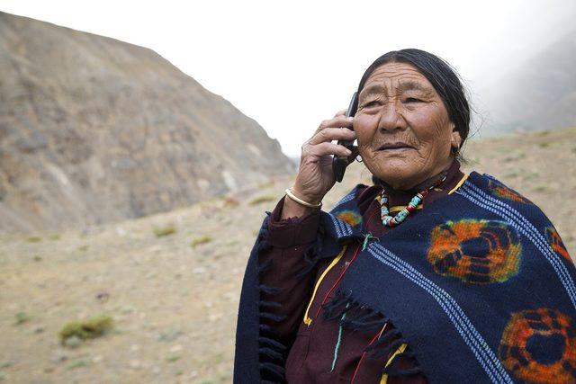 cep telefonuyla konuşan bir yerli