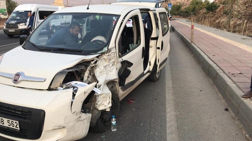 Yakıt almak isterken yavaşlayan araca arkadan gelen başka bir ara&ccedil; &ccedil;arptı