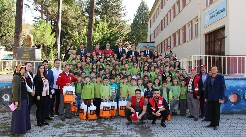 Öğrencilere kırtasiye ve ayakkabı yardımı