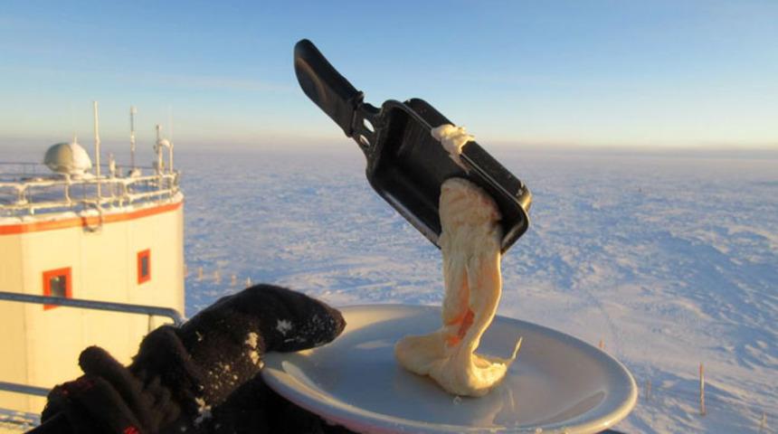 Hava eksi 70 dereceyken yemek pişirmeye kalkınca bakın neler oldu!