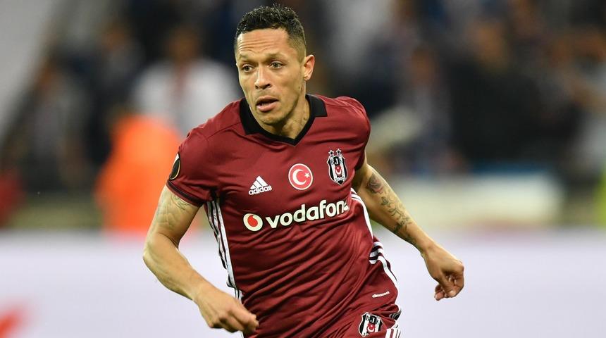 Beşiktaş'ta Adriano, sakatlığı nedeniyle 2-3 hafta sahalardan uzak kalacak
