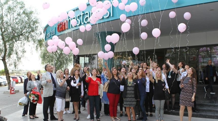 Balonlar meme kanserine farkındalık için uçuruldu