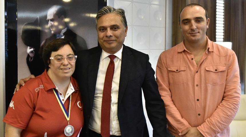 Madalya sevincini Başkan Uysal’la paylaştı