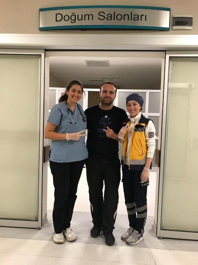 Ambulansta doğum yaptı