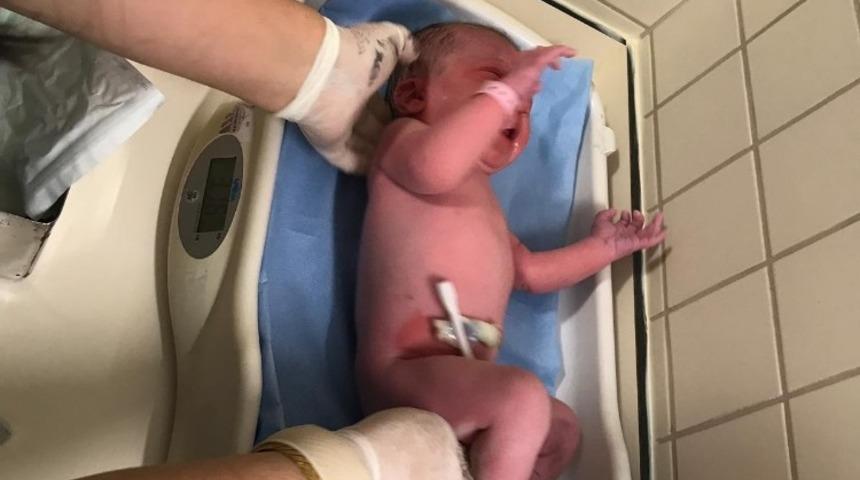 Ambulansta doğum yaptı